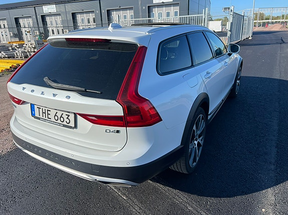 Volvo V90 Cross Country 2 of 4