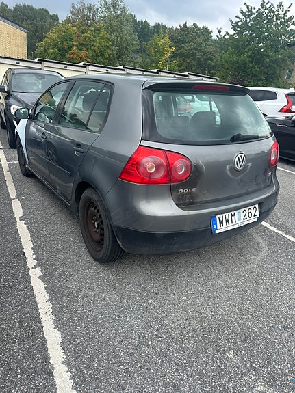 Volkswagen Golf V 2 of 9
