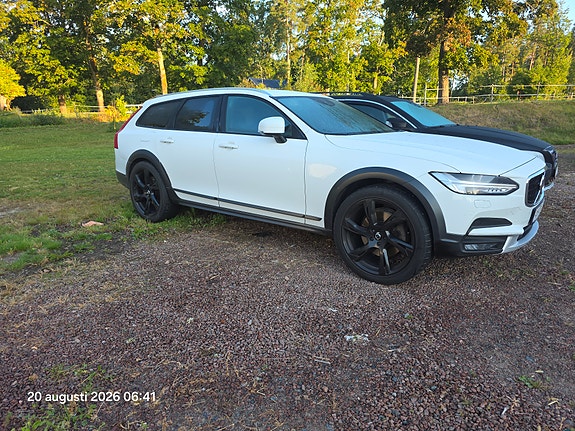 Volvo V90 Cross Country 2 of 2