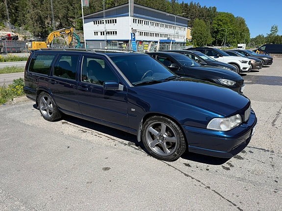 Volvo V70 2 of 8