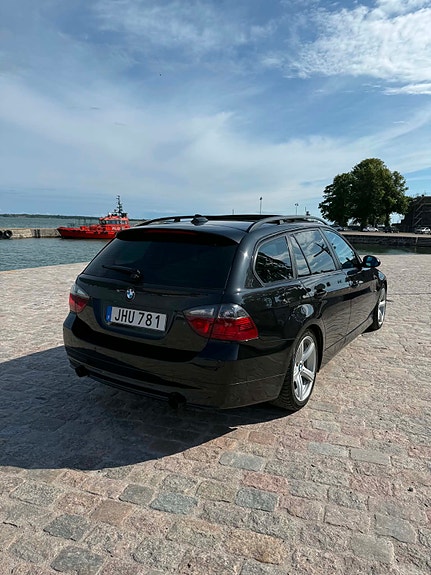 BMW 335i 4 of 6