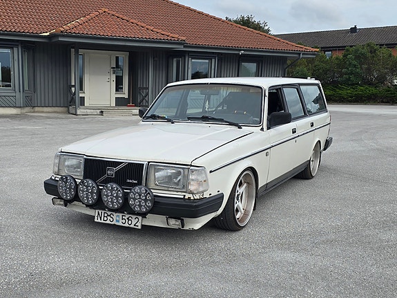 Volvo 245 3 of 9