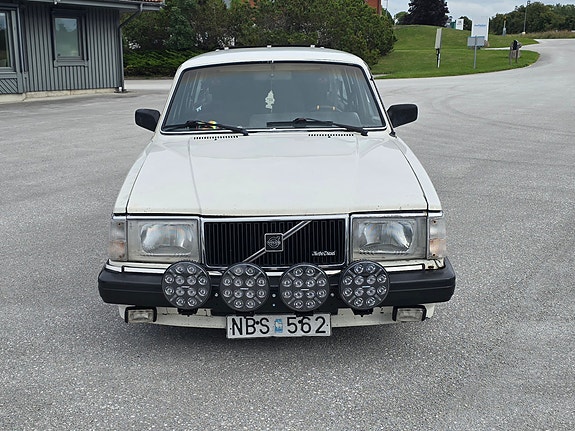 Volvo 245 2 of 9