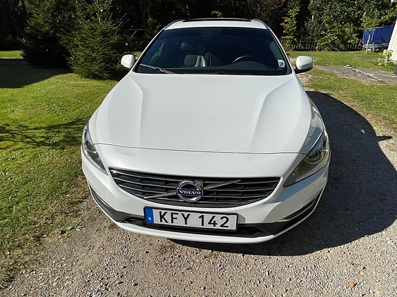 Volvo V60 2 of 8