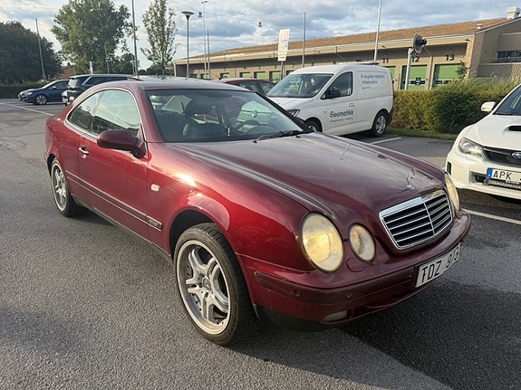 Mercedes-Benz CLK320 4 of 7
