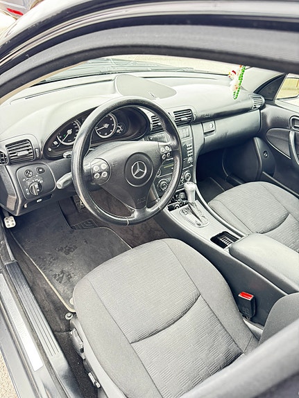 Mercedes-Benz C230 9 of 15
