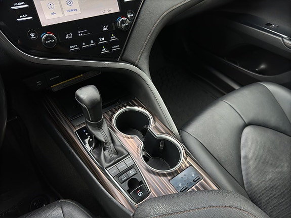 Toyota Camry 16 of 21