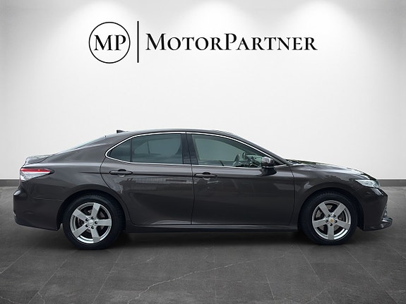 Toyota Camry 8 of 21