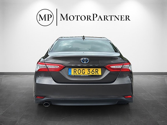 Toyota Camry 6 of 21
