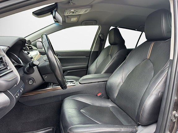 Toyota Camry 9 of 21