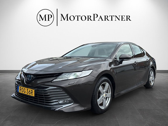 Toyota Camry 3 of 21
