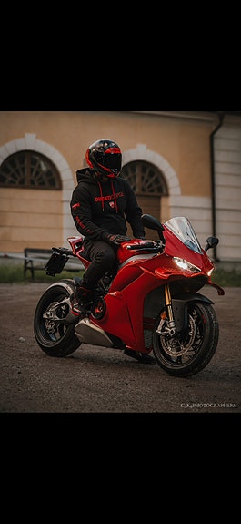 Ducati Panigale V4S 2 of 2