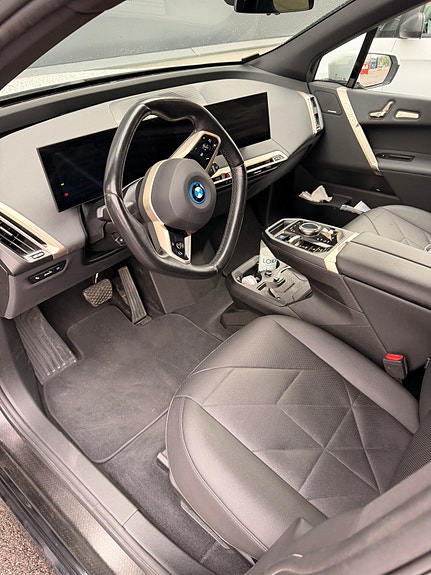 BMW iX 6 of 8