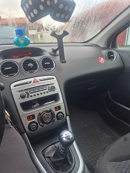 Peugeot 308 SW 2 of 7