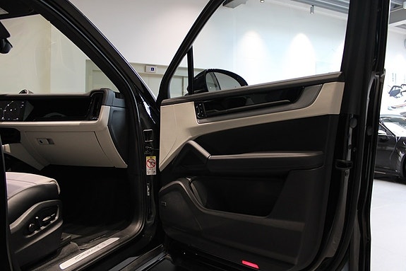 Porsche Cayenne S 12 of 20