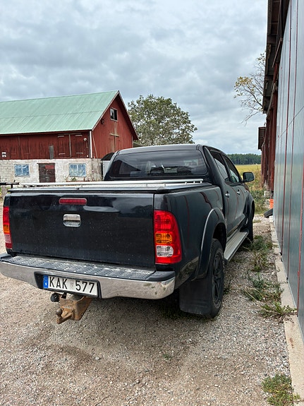 Toyota HiLux 2 of 4