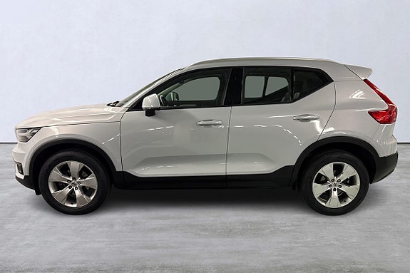 Volvo XC40 2 of 19