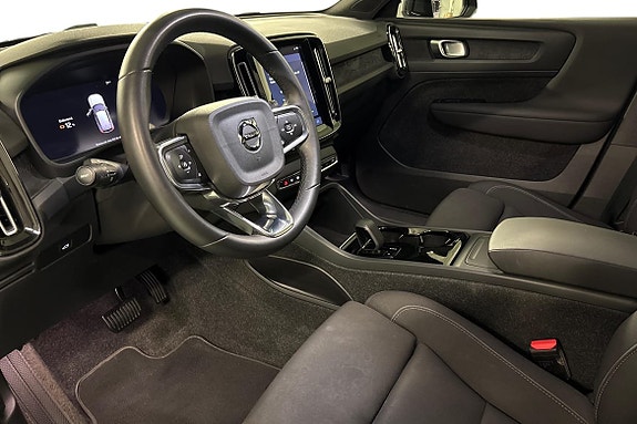 Volvo XC40 8 of 14