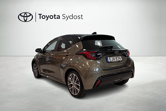 Toyota Yaris 2 of 18