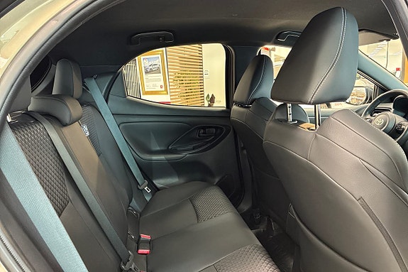Toyota Yaris 7 of 18