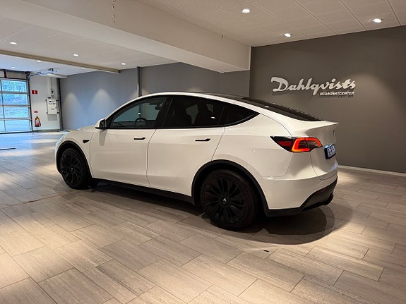 Tesla Model Y 13 of 16