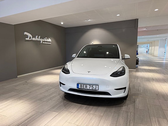 Tesla Model Y 5 of 16
