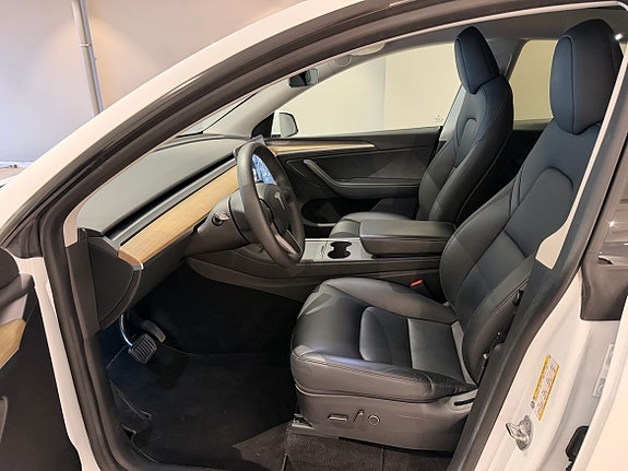 Tesla Model Y 7 of 16