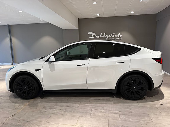 Tesla Model Y 4 of 16