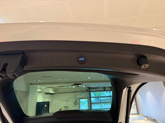 Tesla Model Y 10 of 16