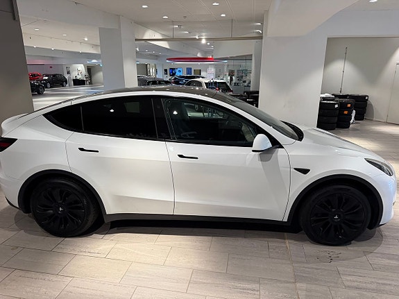 Tesla Model Y 3 of 16