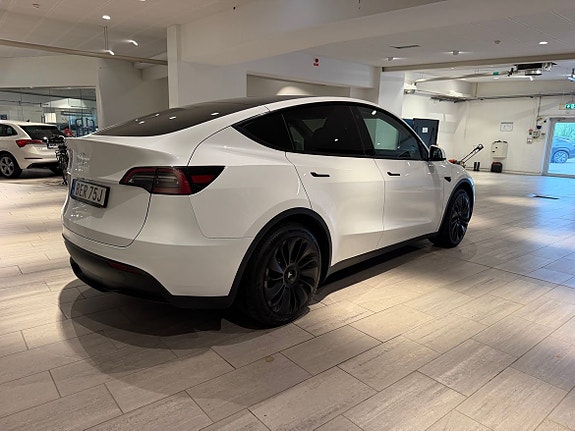 Tesla Model Y 12 of 16