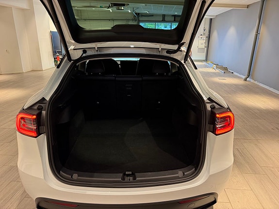 Tesla Model Y 14 of 16