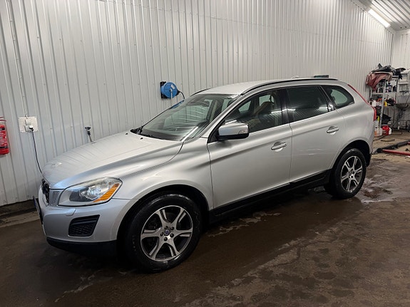 Volvo XC60 2 of 8