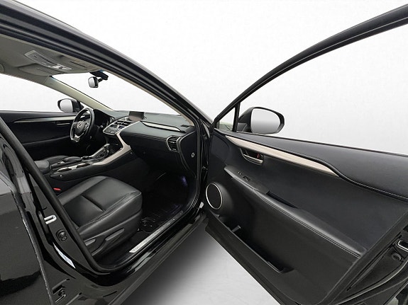 Lexus NX300h 28 of 30