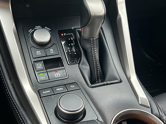 Lexus NX300h 27 of 30