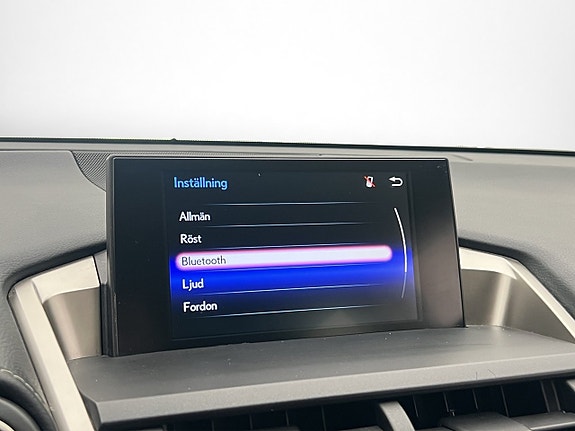 Lexus NX300h 24 of 30