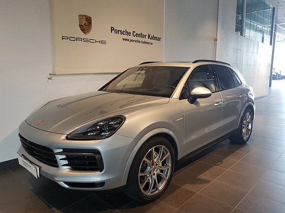 Porsche Cayenne 2 of 12