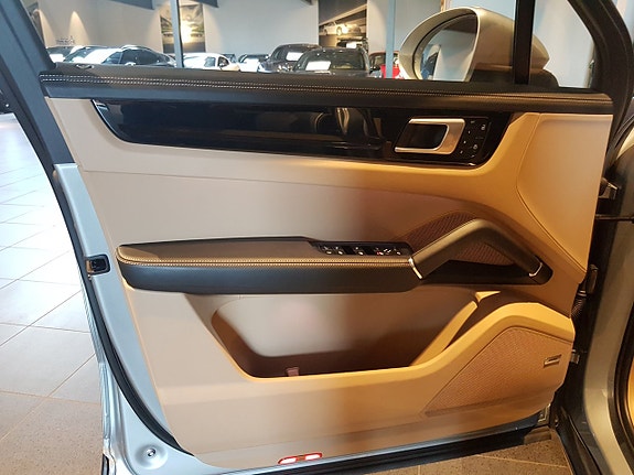 Porsche Cayenne 7 of 12