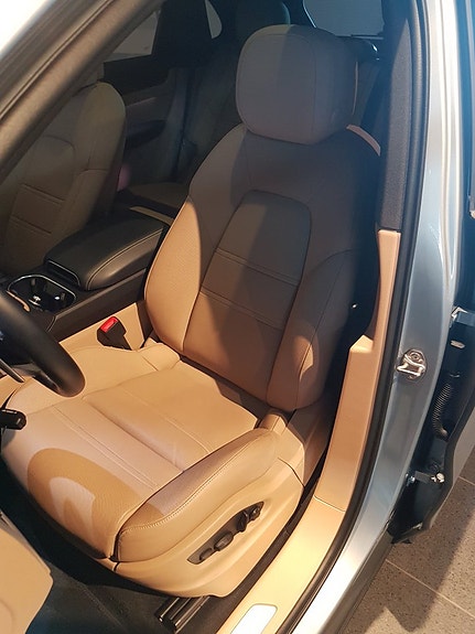 Porsche Cayenne 9 of 12