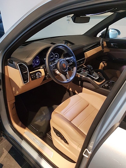 Porsche Cayenne 6 of 12