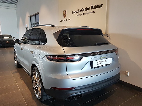Porsche Cayenne 4 of 12