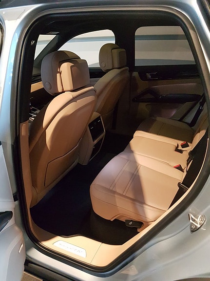 Porsche Cayenne 12 of 12