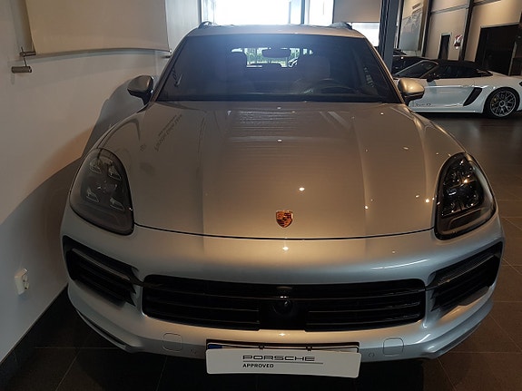 Porsche Cayenne 3 of 12