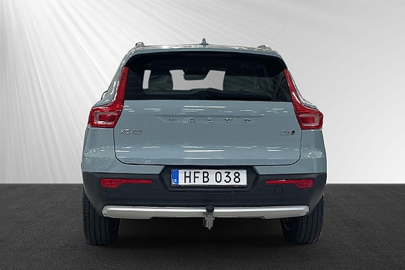 Volvo XC40 2 of 8
