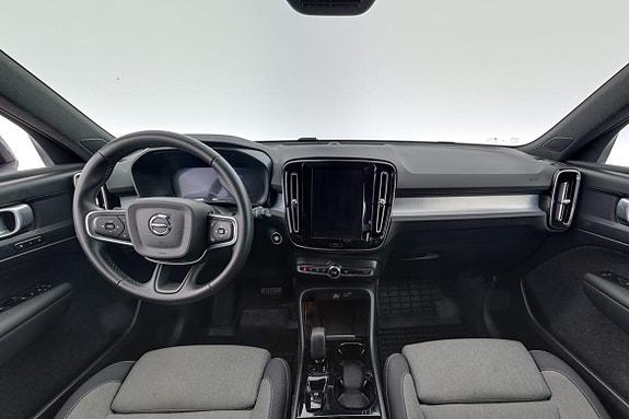 Volvo XC40 7 of 17