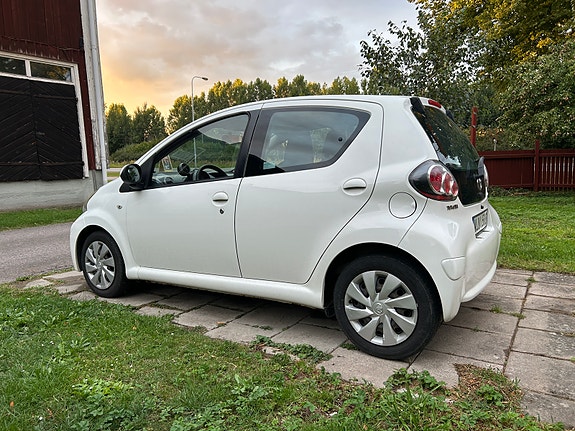 Toyota Aygo 3 of 9