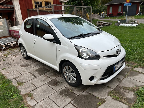 Toyota Aygo 2 of 9