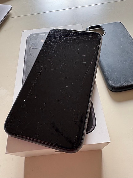 iPhone 11 128GB image 2