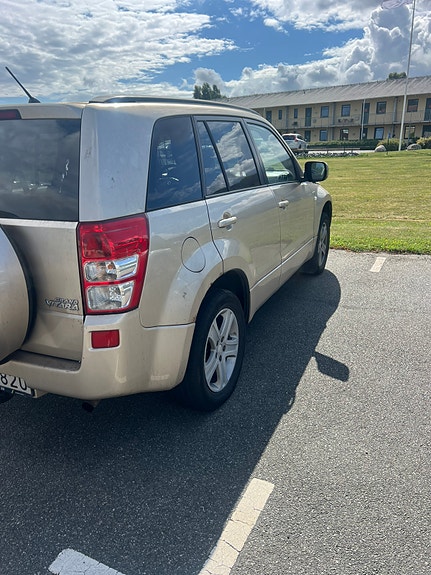 Suzuki Grand Vitara 2 of 4