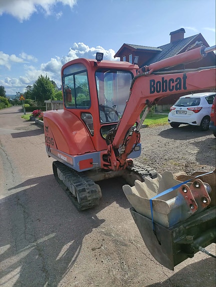 Bobcat 325G 2 of 9